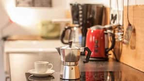 Großer Kühlschrank, Herd, Wasserkocher mit Kaffee-/Teezubehör