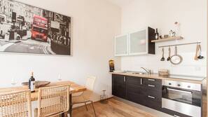 Großer Kühlschrank, Ofen, Herd, Wasserkocher mit Kaffee-/Teezubehör