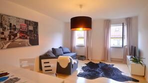 120-centimeters LED-tv med kabelkanaler och tv