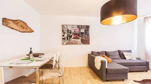 120-centimeters LED-tv med kabelkanaler och tv
