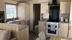 Mini-fridge, microwave, oven, hob