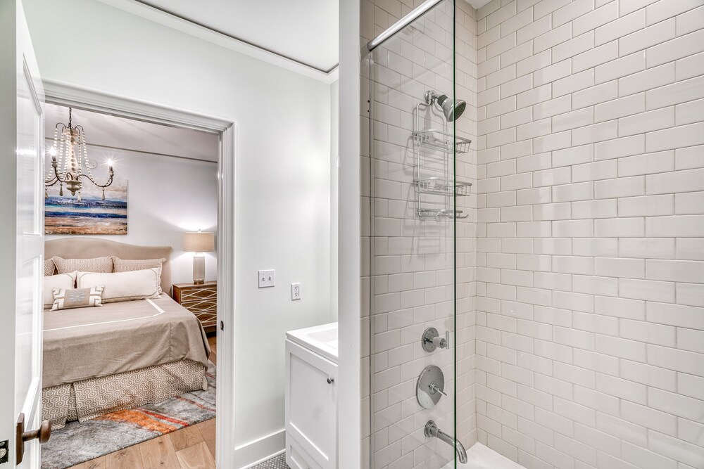 Rosemary Thyme Newly Renovated! Close to Shops & Restaurants! Free