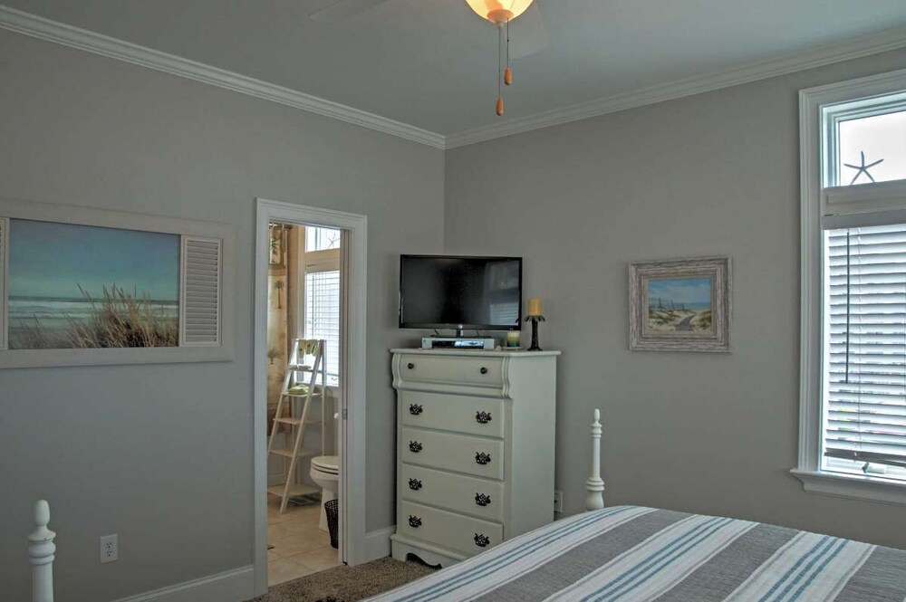 Bright Carolina Beach Condo - Walk to the Beach!