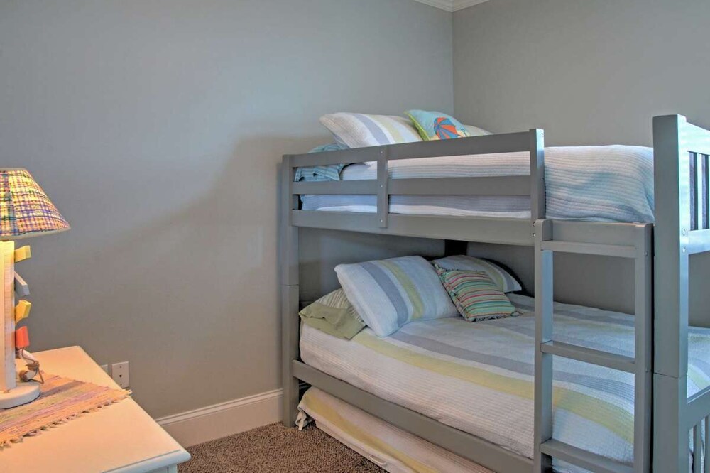 Bright Carolina Beach Condo - Walk to the Beach!
