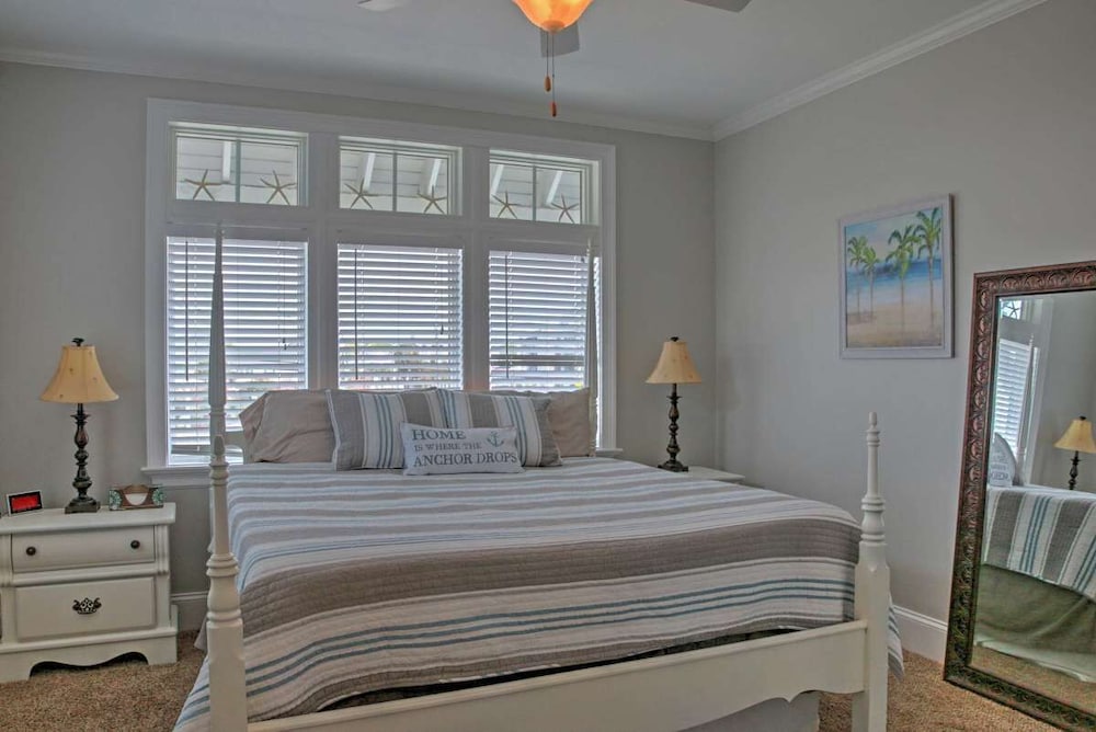 Bright Carolina Beach Condo - Walk to the Beach!