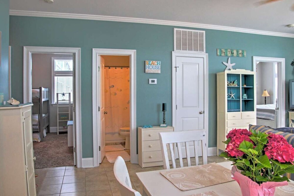 Bright Carolina Beach Condo - Walk to the Beach!