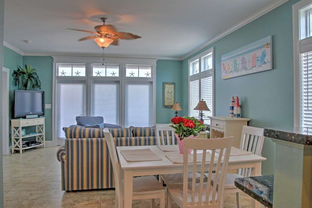 Bright Carolina Beach Condo - Walk to the Beach!