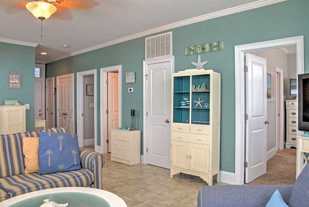 Bright Carolina Beach Condo - Walk to the Beach!