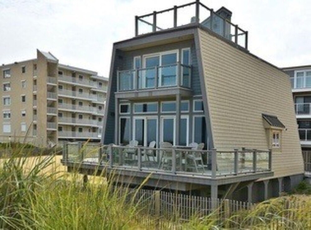 Amazing Oceanfront 4 bedroom home     <br>Great for 2 families 4 adults and 6 kids