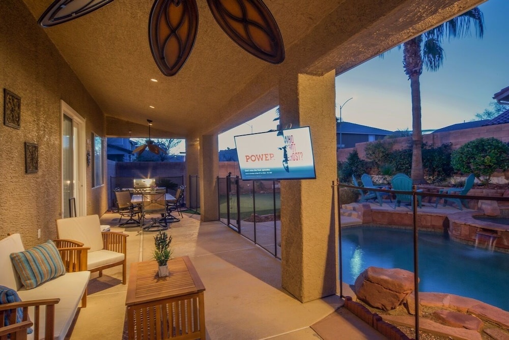 Paradise off the strip, 4BR+Big Loft+Fun Backyard