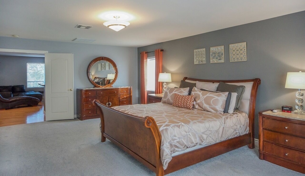 Paradise off the strip, 4BR+Big Loft+Fun Backyard