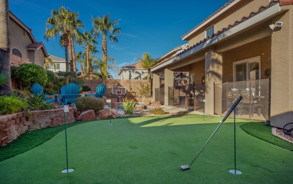 Paradise off the strip, 4BR+Big Loft+Fun Backyard