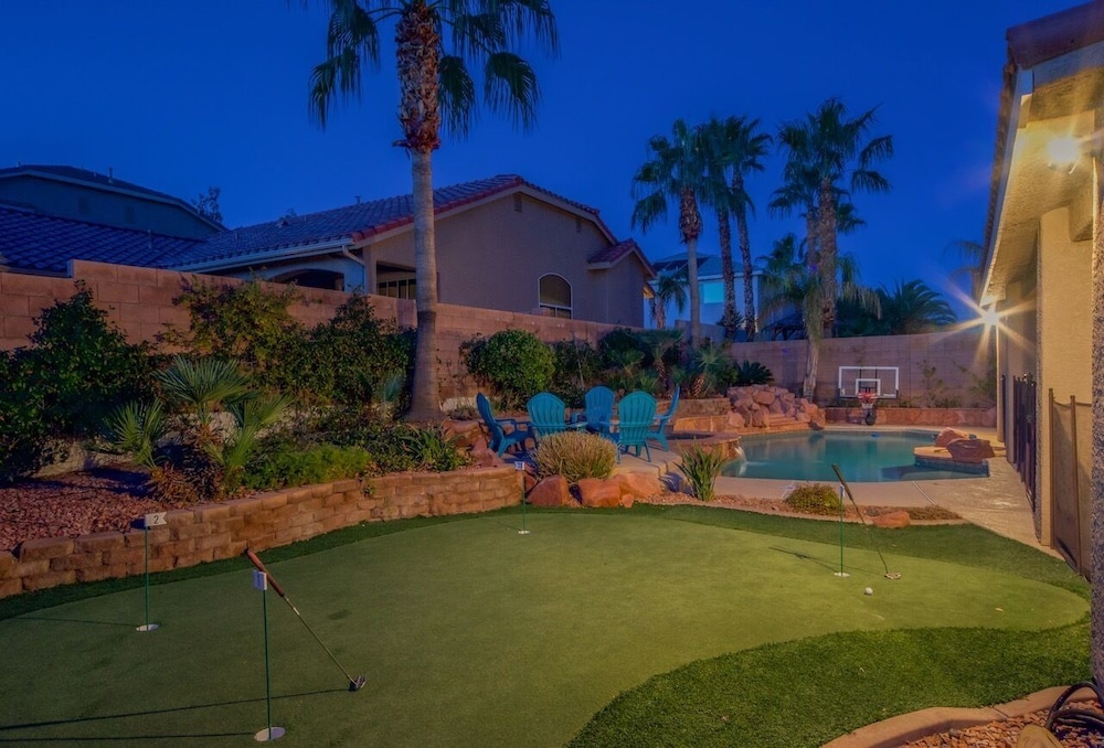 Paradise off the strip, 4BR+Big Loft+Fun Backyard