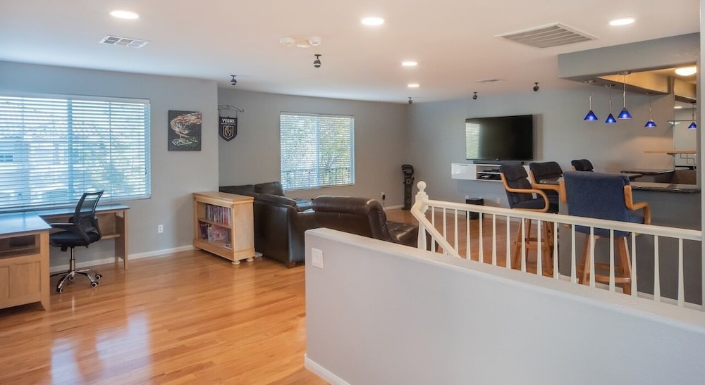 Paradise off the strip, 4BR+Big Loft+Fun Backyard