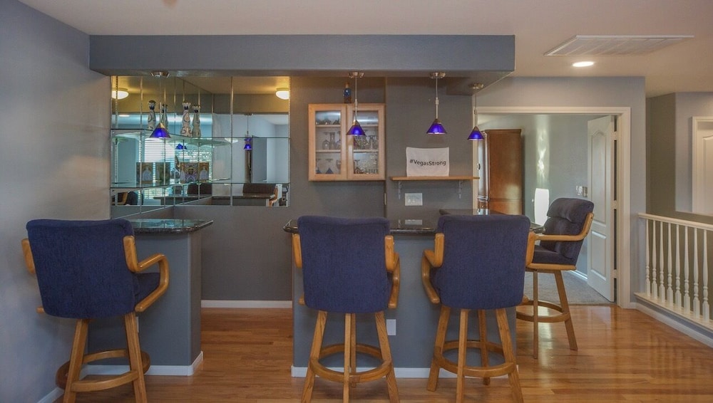 Paradise off the strip, 4BR+Big Loft+Fun Backyard