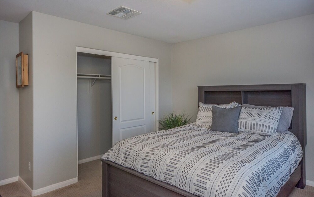 Paradise off the strip, 4BR+Big Loft+Fun Backyard