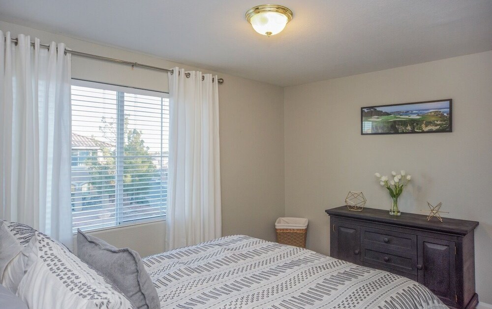 Paradise off the strip, 4BR+Big Loft+Fun Backyard