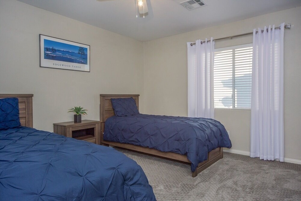 Paradise off the strip, 4BR+Big Loft+Fun Backyard