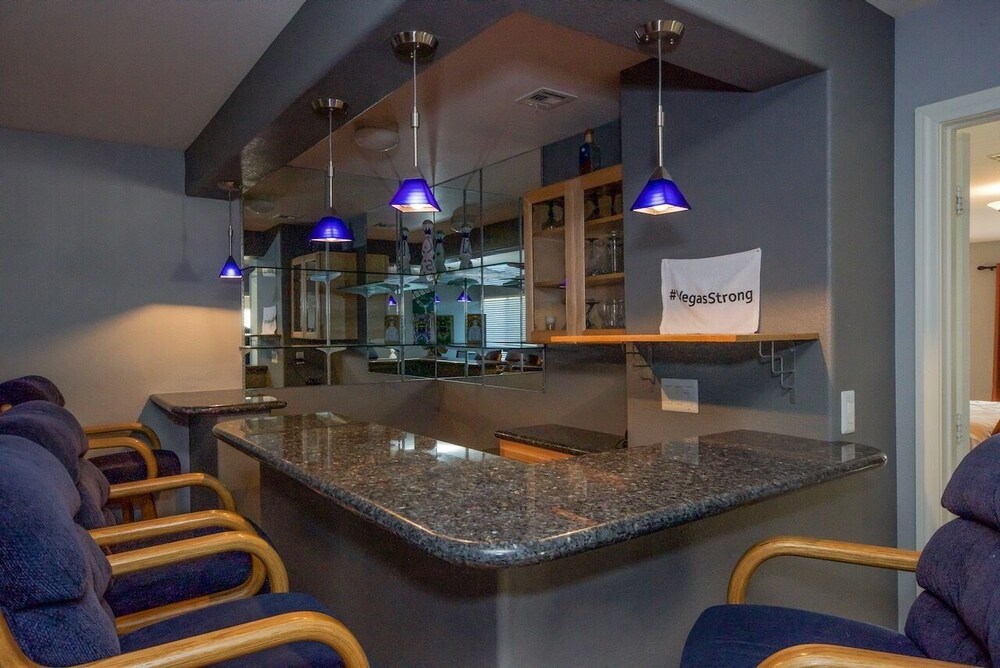 Paradise off the strip, 4BR+Big Loft+Fun Backyard