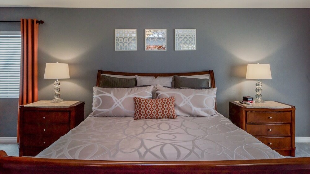 Paradise off the strip, 4BR+Big Loft+Fun Backyard