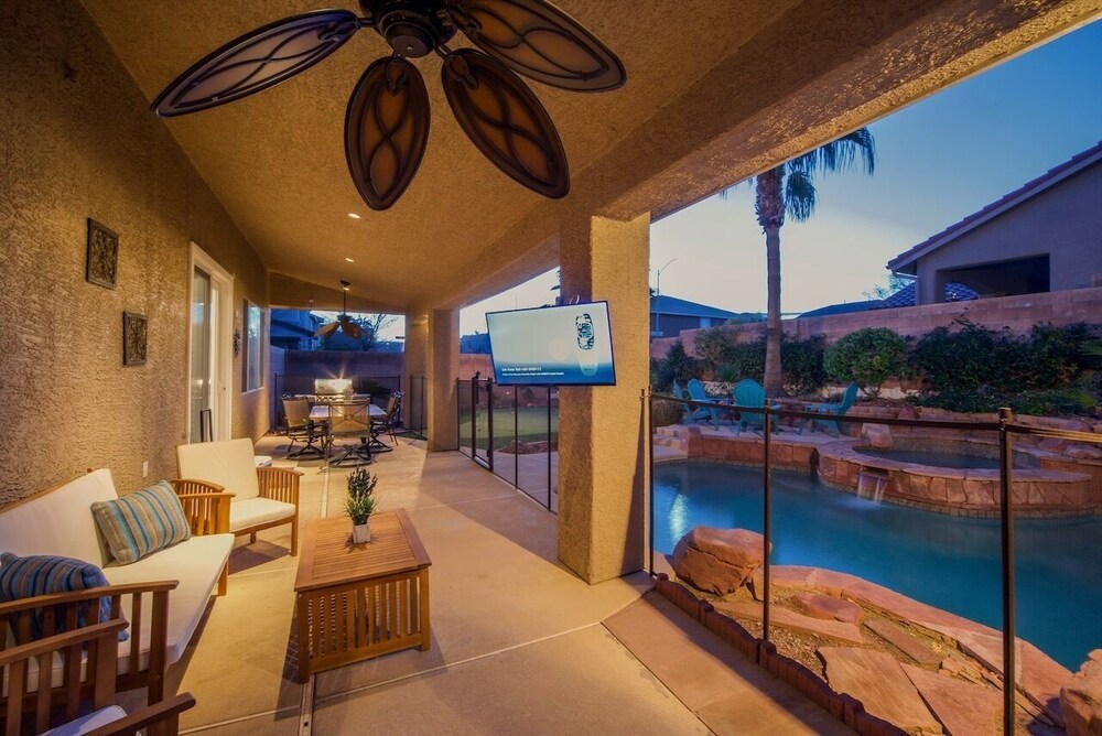 Paradise off the strip, 4BR+Big Loft+Fun Backyard