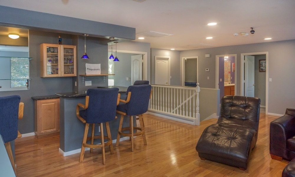 Paradise off the strip, 4BR+Big Loft+Fun Backyard