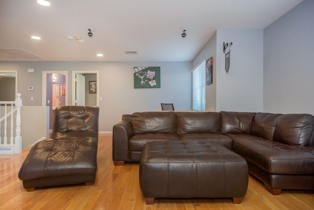 Paradise off the strip, 4BR+Big Loft+Fun Backyard