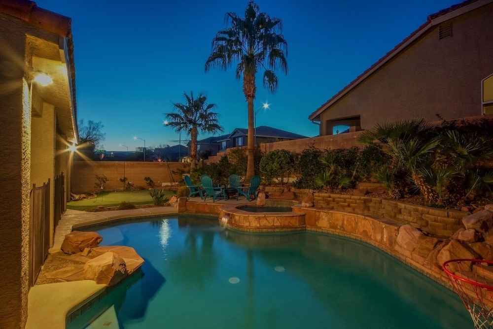 Paradise off the strip, 4BR+Big Loft+Fun Backyard