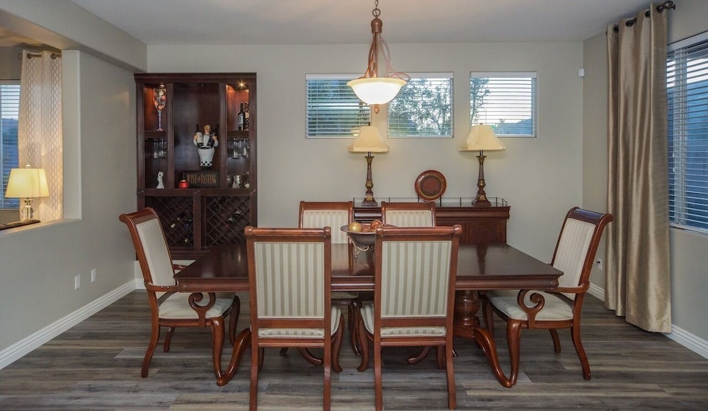 Paradise off the strip, 4BR+Big Loft+Fun Backyard