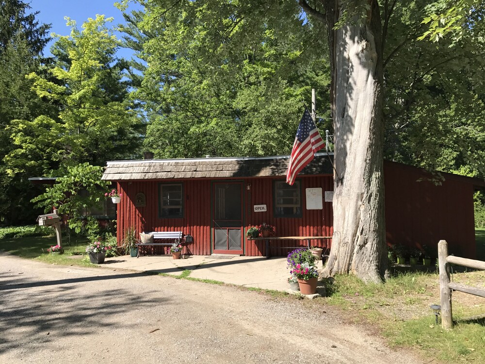 Ellis Lake Resort - Hemlock Logroom - Interlochen/Traverse City