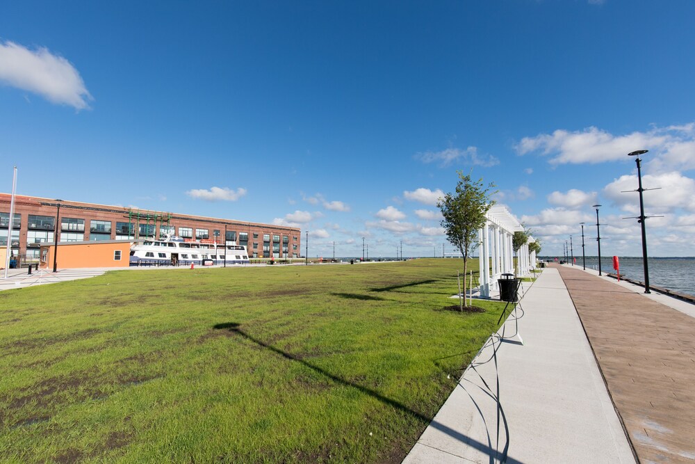 Beautiful Waterfront Getaway for Four!