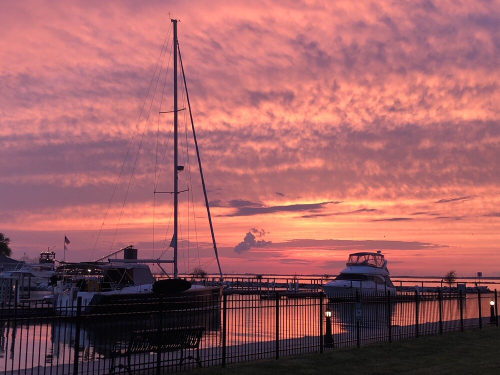 Beautiful Waterfront Getaway for Four!