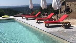 Piscine extérieure (ouverte en saison), parasols de plage