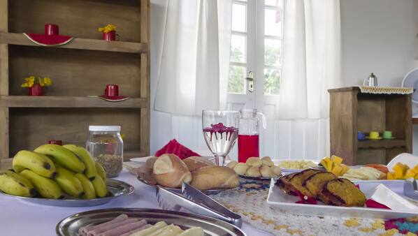Daily buffet breakfast (BRL 25 per person)