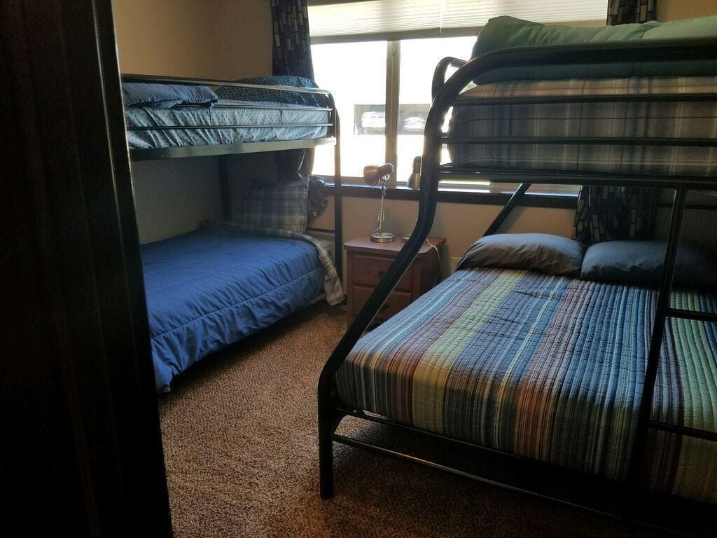 3 Bed 2 Bath Cabin in Bridges Bay Sleeps 11 No Stairs! in Arnolds Park, United States