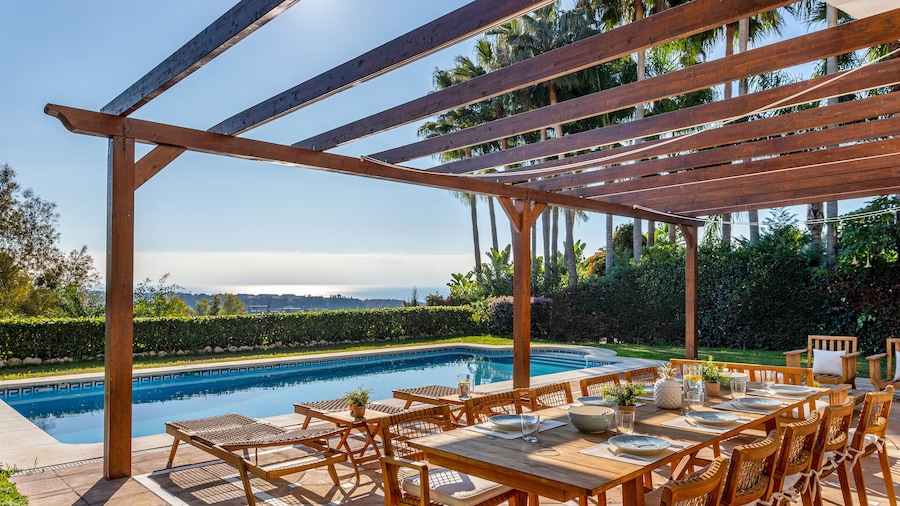 Amazing House With 6 Bedrooms and Private Garden & Pool in Marbella. Rio Real Golf