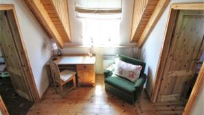 Fernseher, Kamin, Kinderspielzeug, Bücher