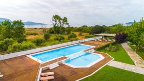 Una piscina al aire libre de temporada (de 10:00 a 18:00), sombrillas