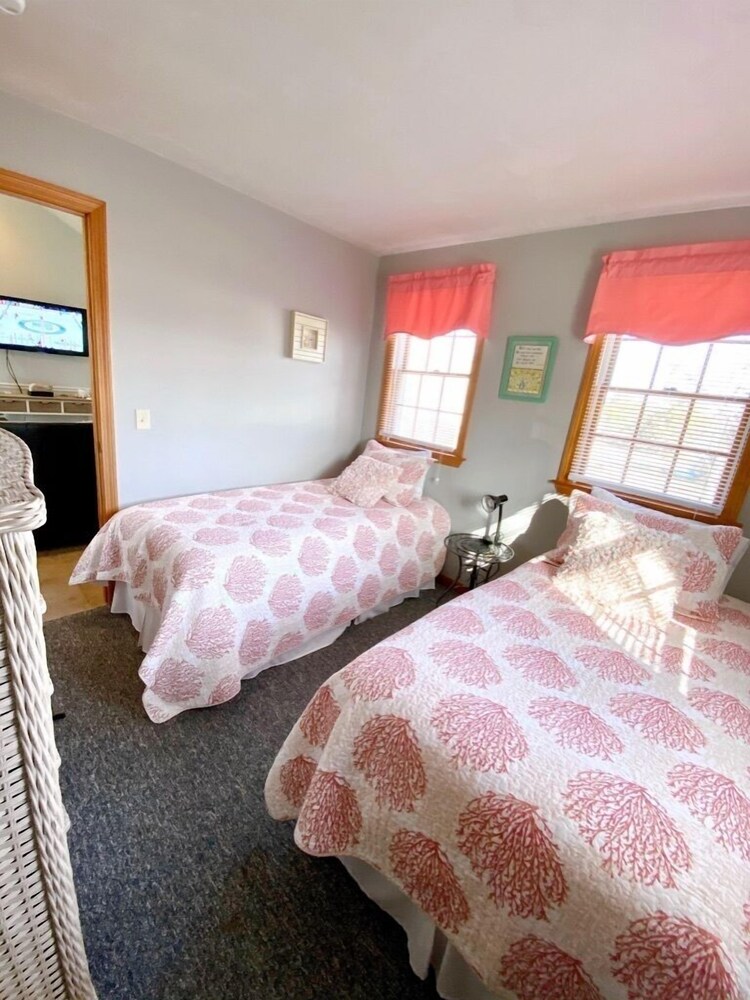 Located 1/2 mile from beach & steps from restaurants/bars and best