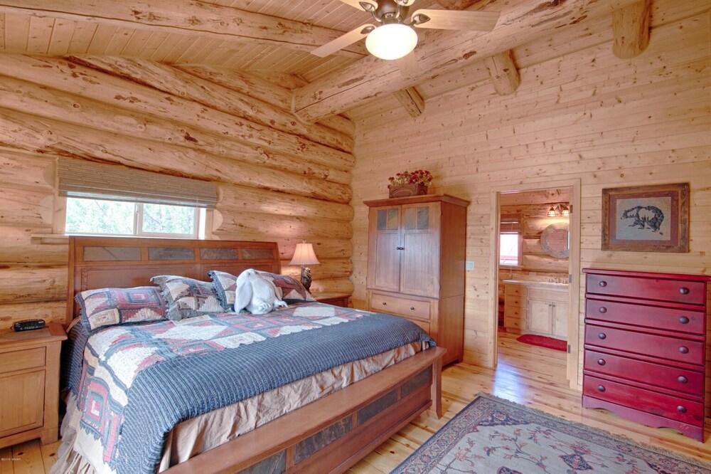 AWESOME LOGHOME HOT TUB , free WIFI, CHECK IN/ OUT 1pm, lovely back in