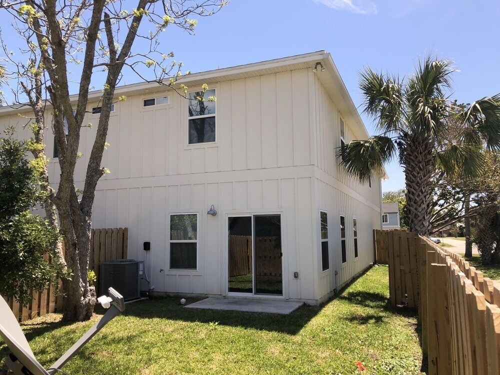 4BR/2.5 Bath new Jax Beach Townhouse close everything and just blocks to beach