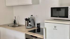 Grand réfrigérateur, micro-ondes, four, fourneau de cuisine