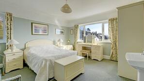 5 bedrooms, iron/ironing board, Internet, linens