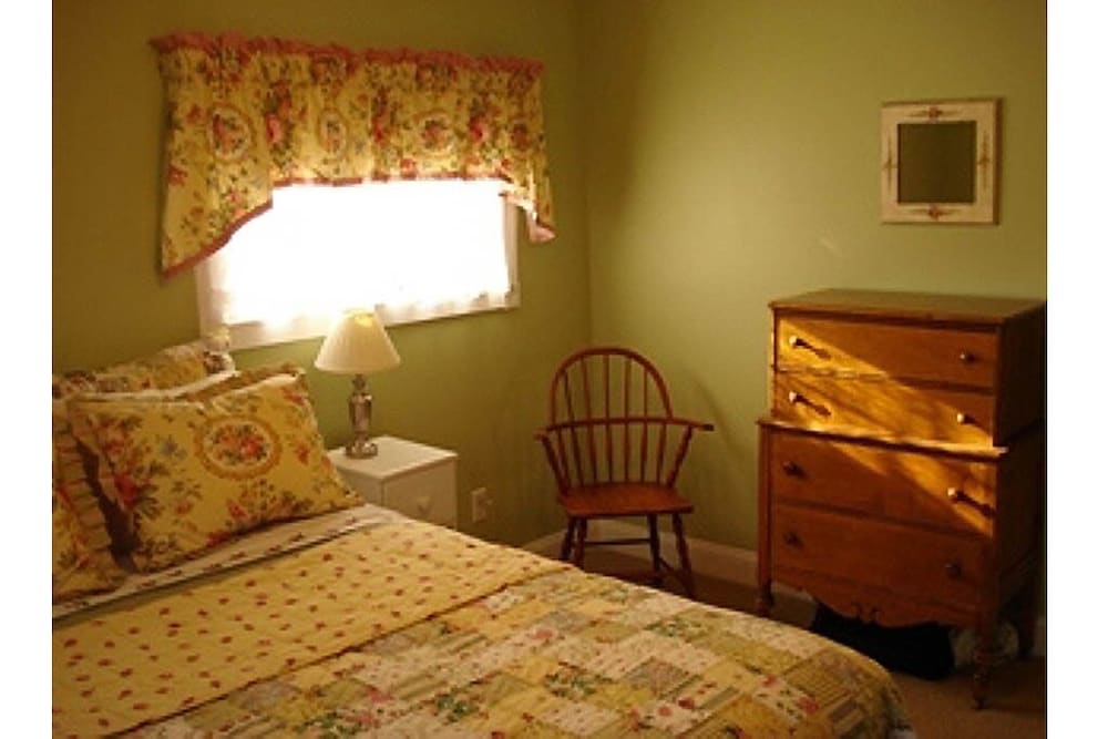 Bright Remodeled 3br in town, walk to beach and bay! Frankfort Vrbo