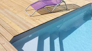 Piscine extérieure (ouverte en saison), chaises longues