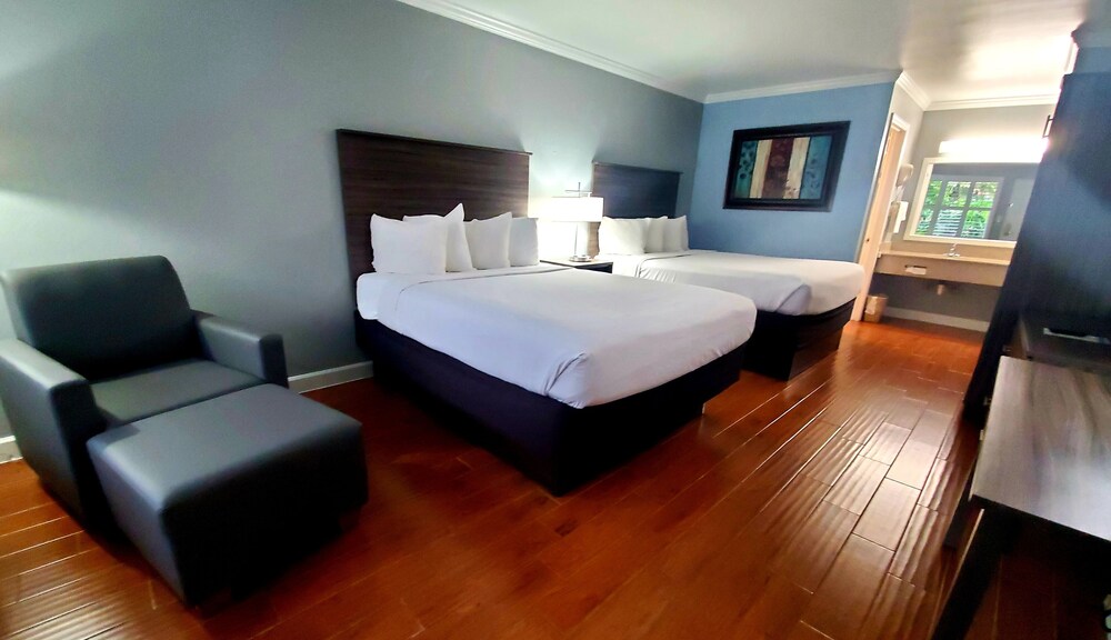 2 Queen Beds in One Room