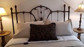 Hypo-allergenic bedding, free WiFi, linens