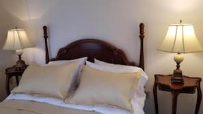 Hypo-allergenic bedding, free WiFi, linens