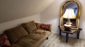 Hypo-allergenic bedding, free WiFi, linens