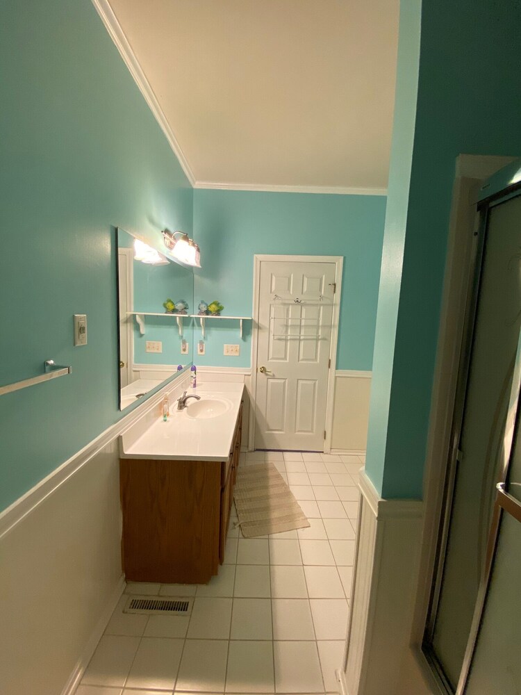 Quiet neighborhood/ pets friendly? fenced in / close to beach